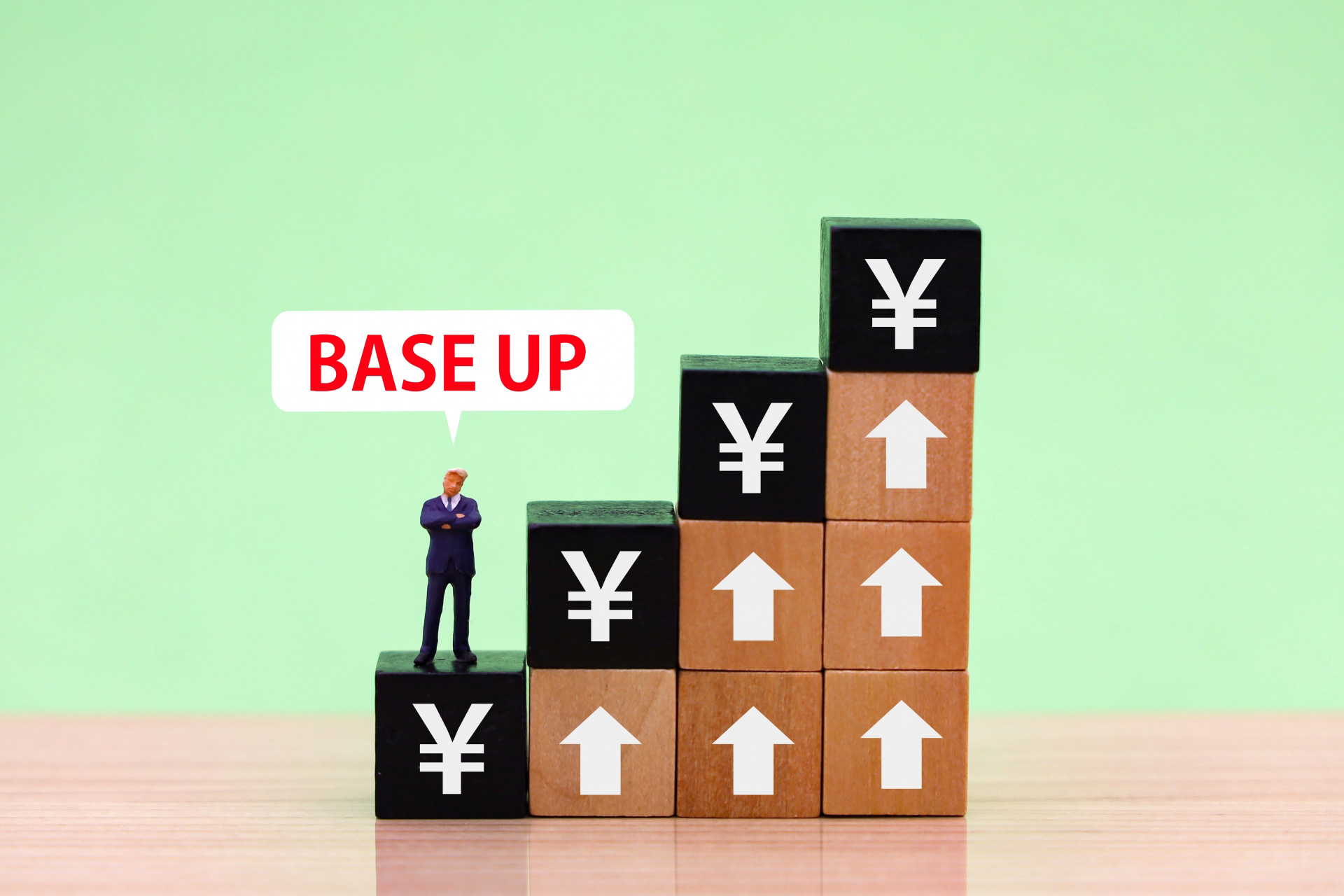 ベースアップとは？ 定期昇給との違いと併せて解説
