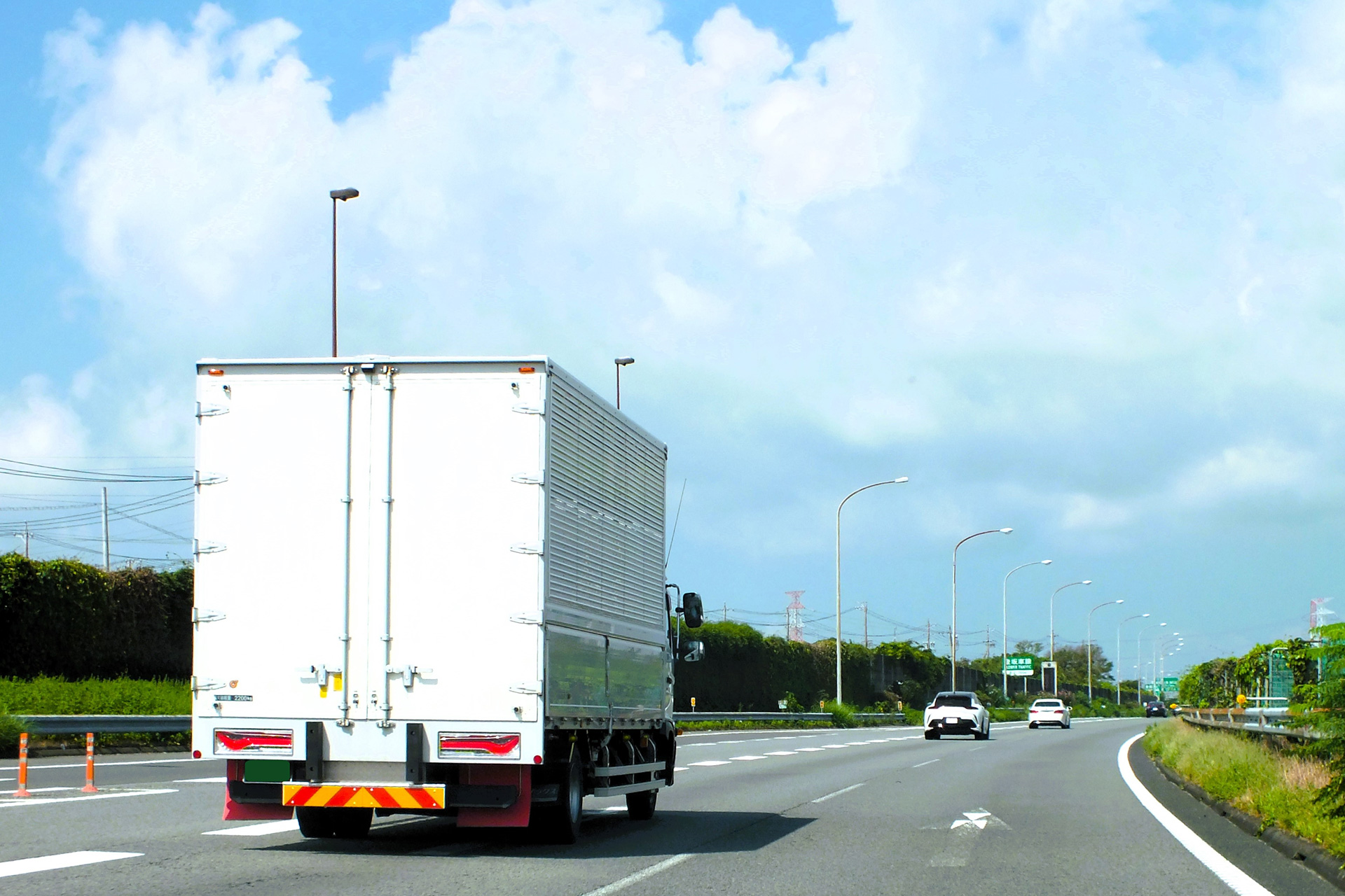 トラックドライバーの労働時間はどのくらい？ 2024年問題も解説