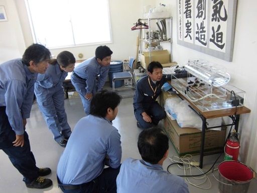 1/10スケールモデルで構造解説様子