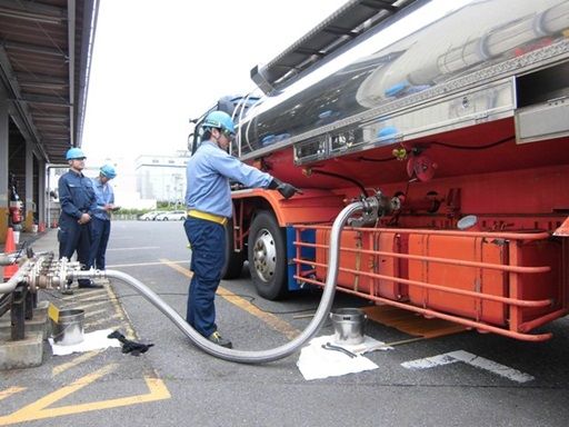 実車を用いた荷役作業訓練の様子