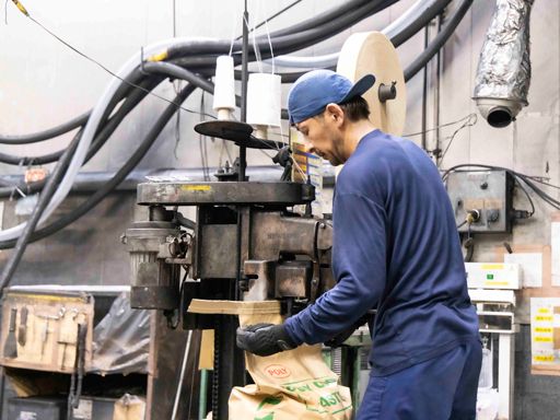 機械で米粒大にカットした資材を袋詰め。