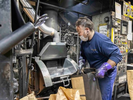 樹脂とカーボンを機械で混ぜ合わせます