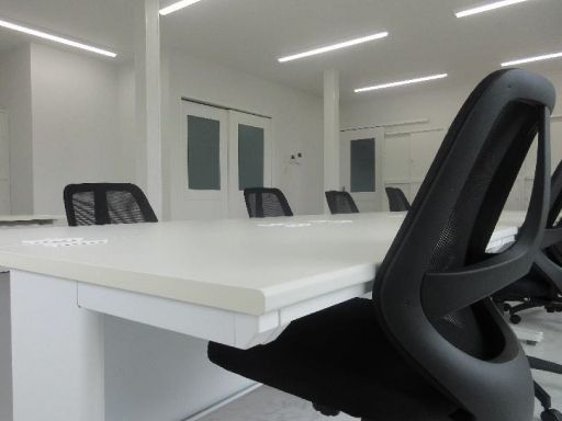 新設したてのキレイな職場です♪