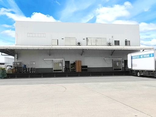 ブルーのラインとホワイトがイメージカラー