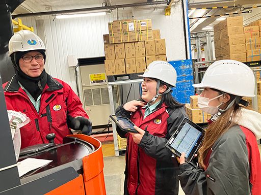 男女ともに活躍中☆始めやすい倉庫内作業◎