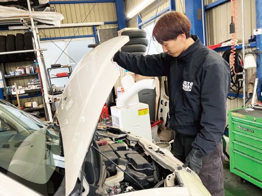 未経験者も大歓迎！スズキのお店で大好きな車を仕事にしよう！20代の若い社員も活躍中！！ 自動車の整備士見習い